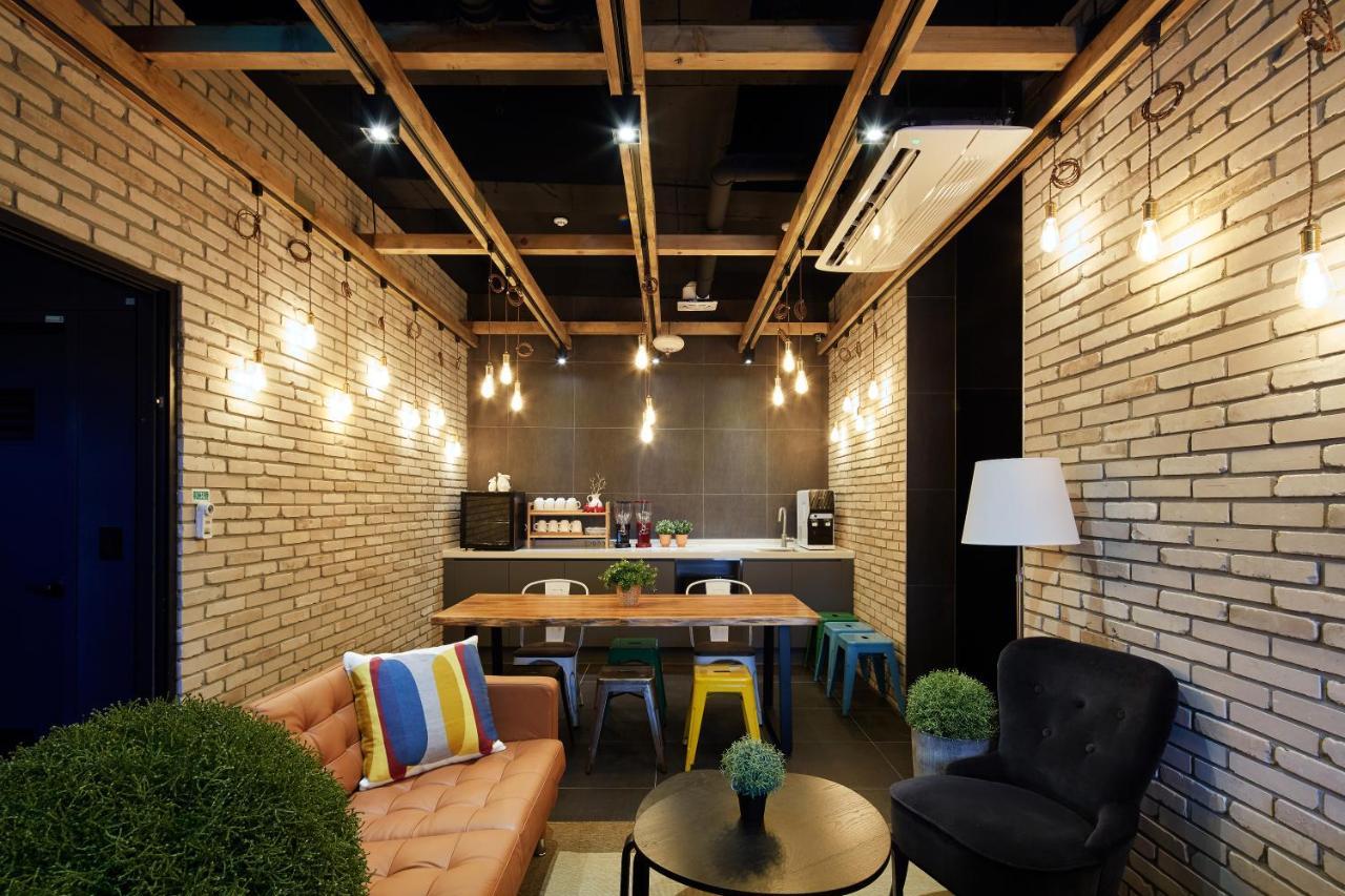 Hostel Cleo Seoul Hongdae Exterior photo